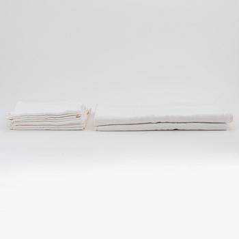 Två dukar och 7 servetter, linnedamast.