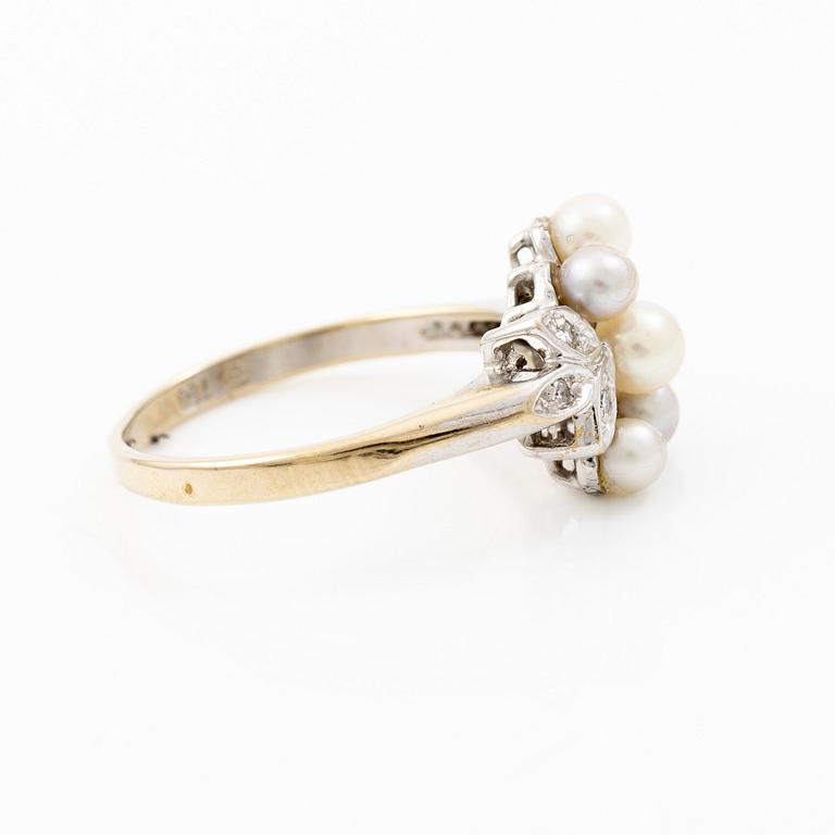 Ring 18K white gold with pearls and octagon-cut diamonds.