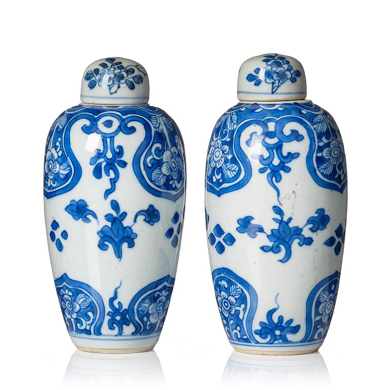 A pair of blue and white tea caddies, Qing dynasty, Kangxi (1662-1722).