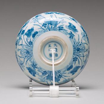 A blue and white dish, Qing dynasty (1644-1912).