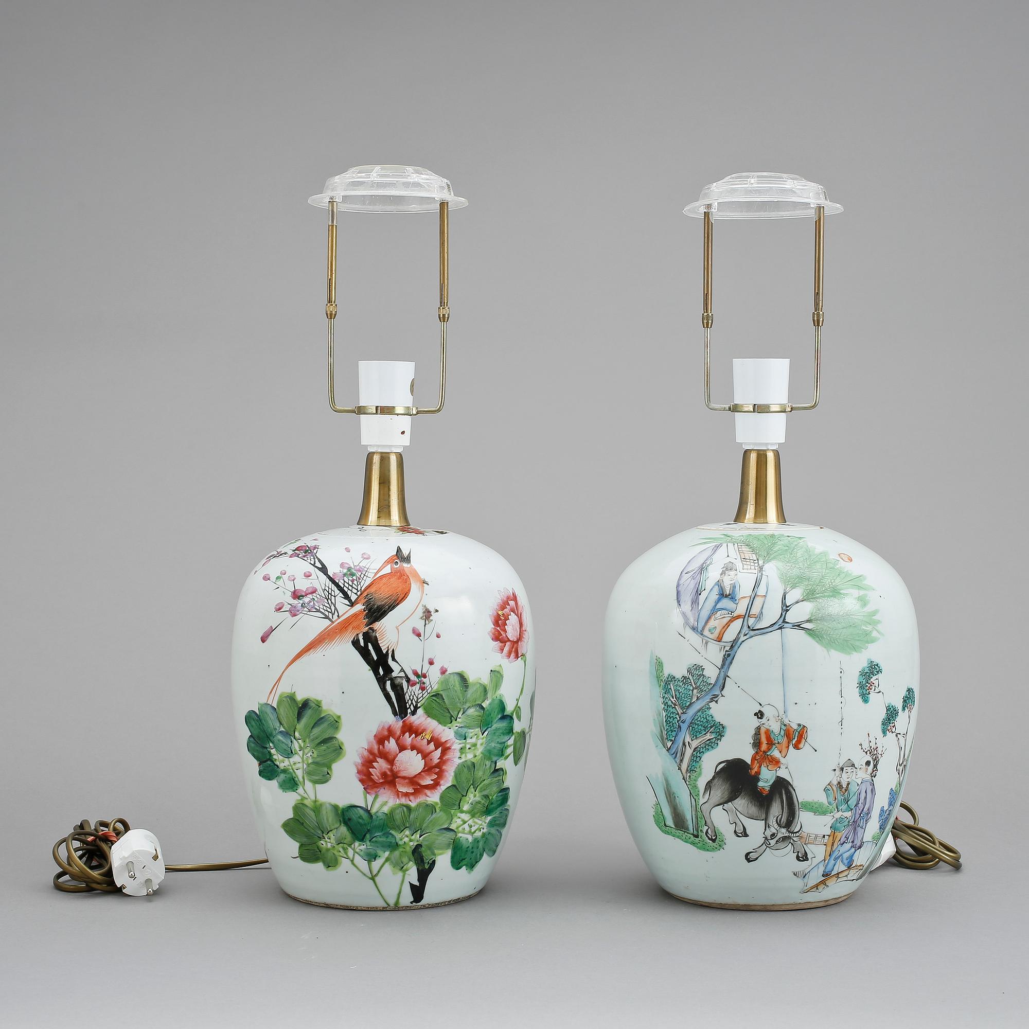 BORDSLAMPOR, 2 st, porslin, Kina, 1900-tal.