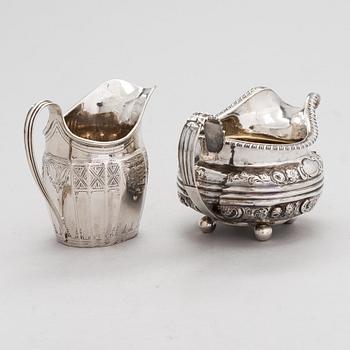 Two sterling silver milk jugs, London 1794 och 1828.