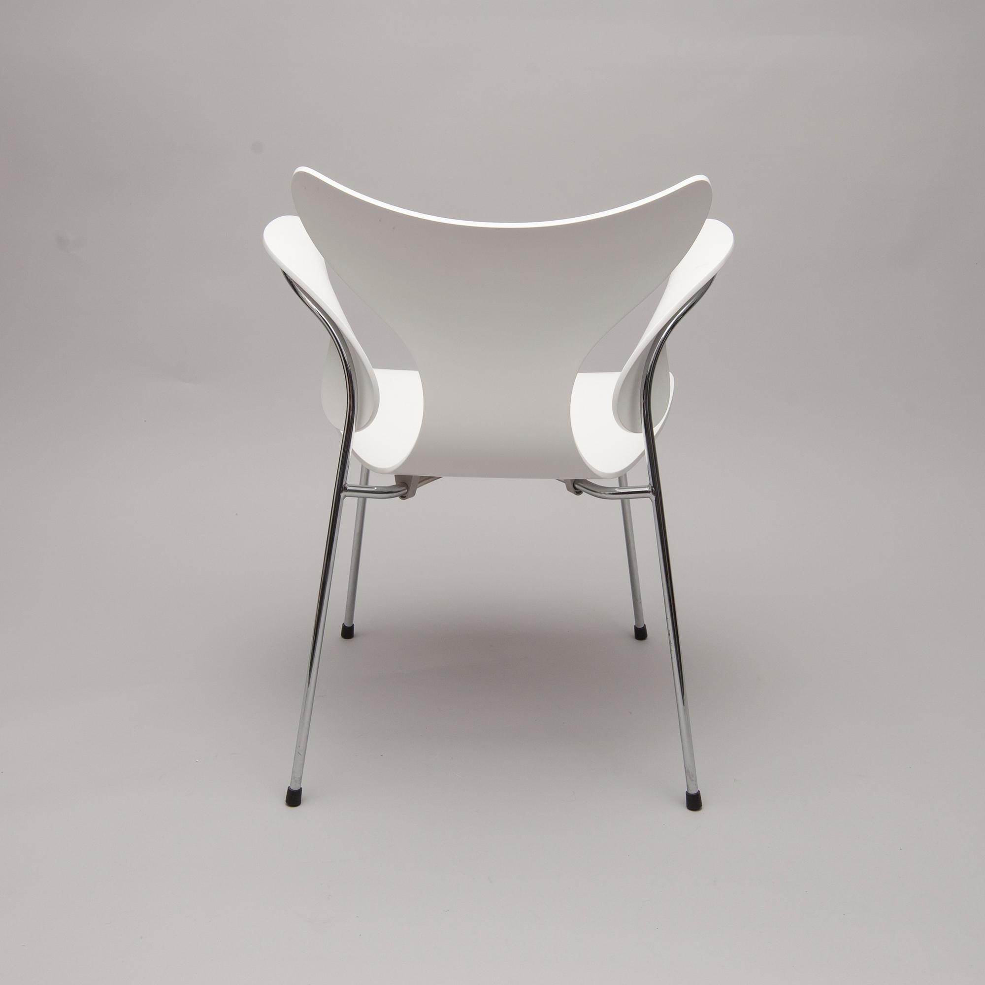STOL, "Måsen / Liljan", Arne Jacobsen, Fritz Hansen, 2000-tal.