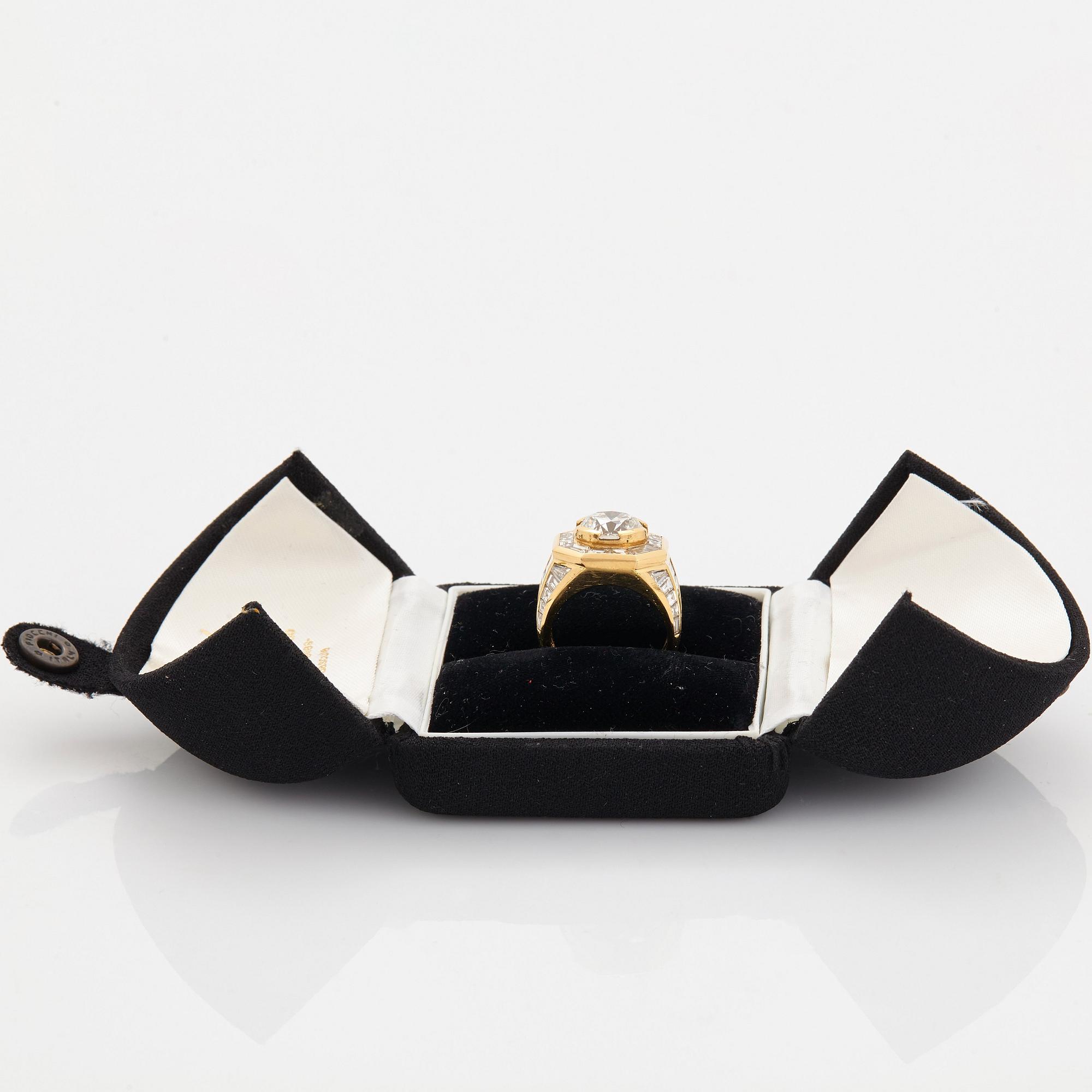 An 18K gold ring set with a round brilliant-cut diamond 3.01 cts.
