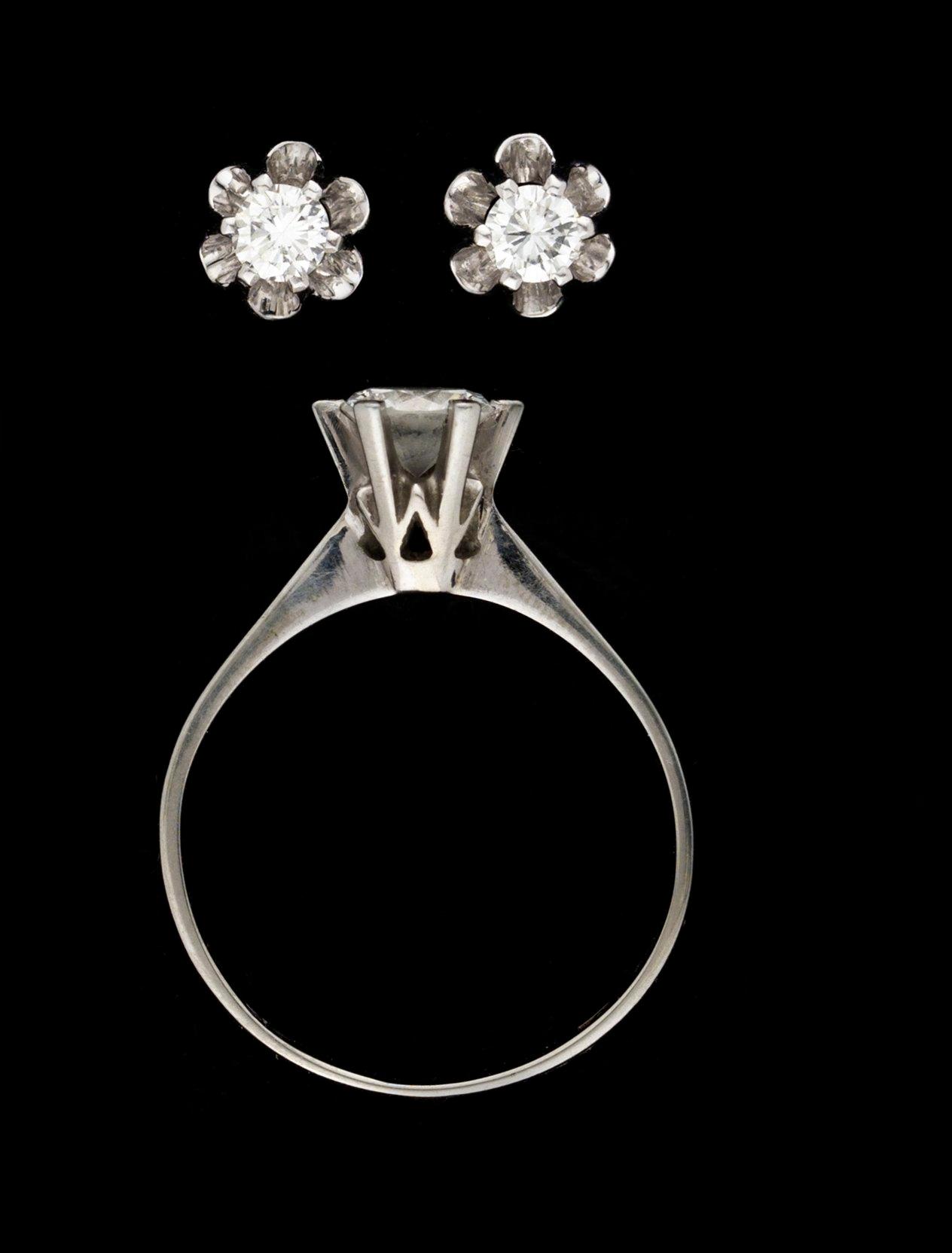 RING och ÖRHÄNGEN med briljantslipade diamanter.