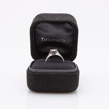 Ring, 18K vitguld med briljantslipad diamant.