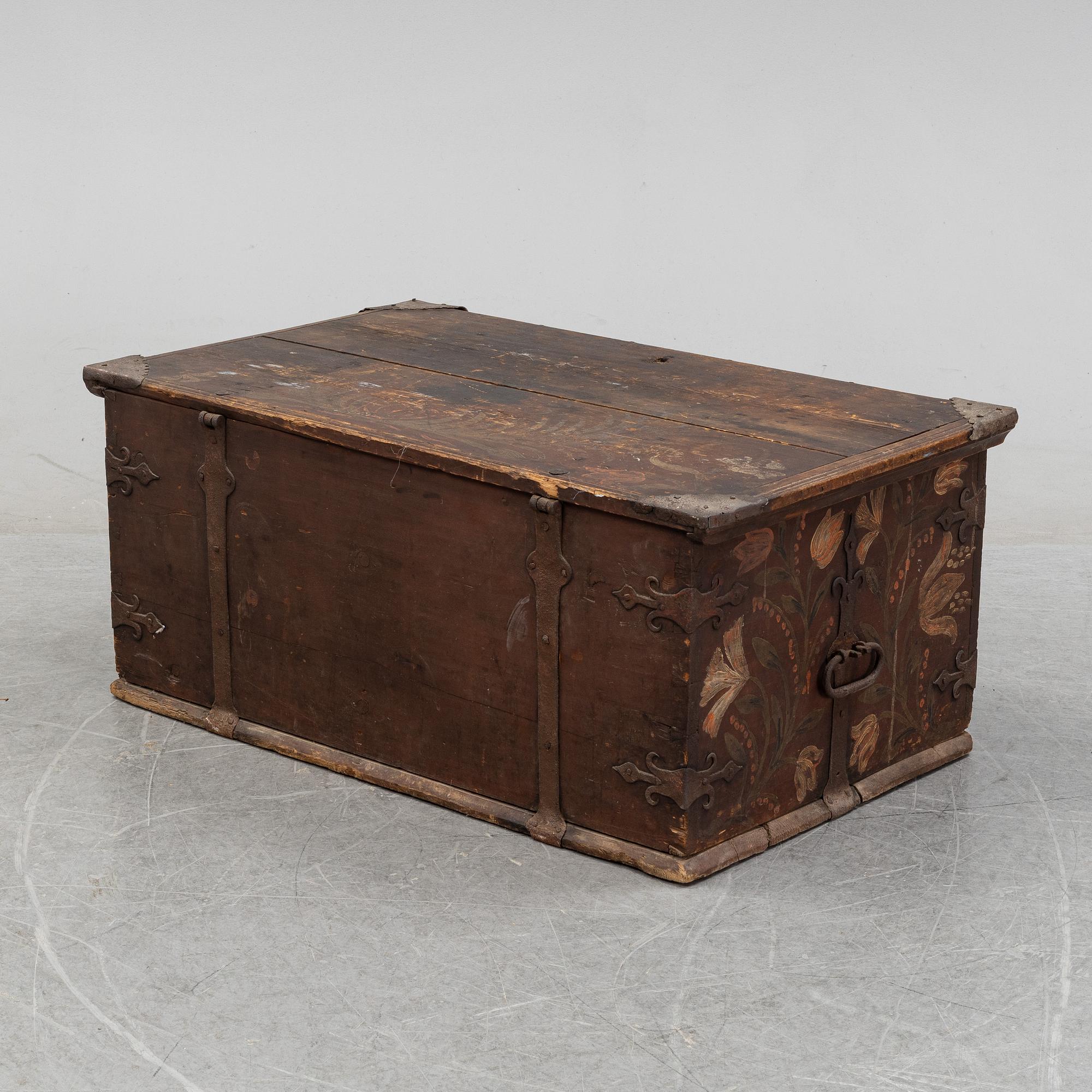 A painted Swedish chest, possibly from Uppland, second half of the 18th century.