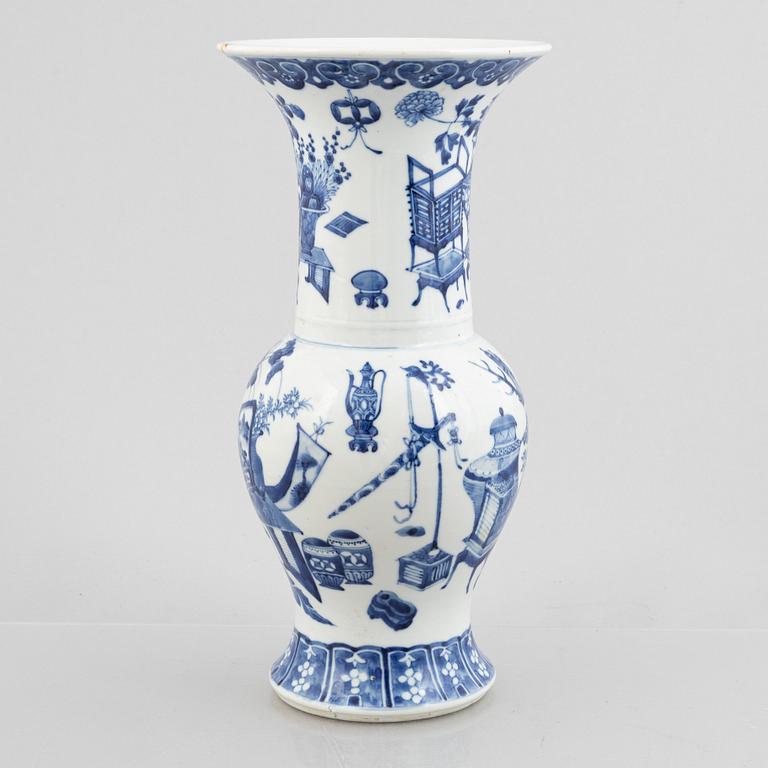 A Chinese blue and white porcelain vase, late Qing dynasty.