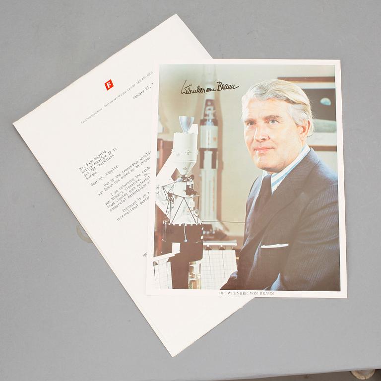 WERNHER VON BRAUN (1912-1977), fototryck med egenhändig namnteckning.