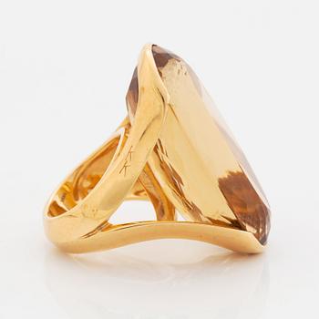 A Tina Karlsson ring in 18K gold set with an oval faceted citrine.