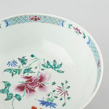 A polychrome porcelain bowl, Qing dynasty, Qianlong (1736-95).