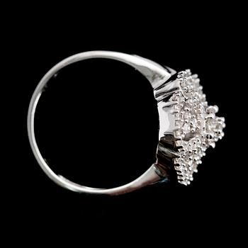 RING, 10 k vitguld, briljantslipade diamanter tot ca 0.50 ct.