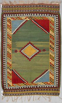 MATTO, a kilim, a semi-antique/old Qashqai, ca 227,5-230 x 139-147,5 cm.