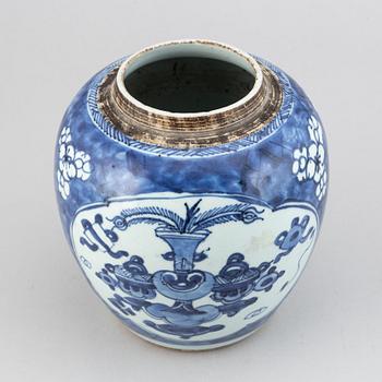 A blue and white jar, Qing dynasty, 18th Century.