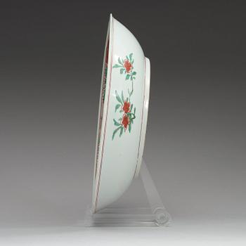 A famille verte dish, Qing dynasty, Kangxi (1662-1722).