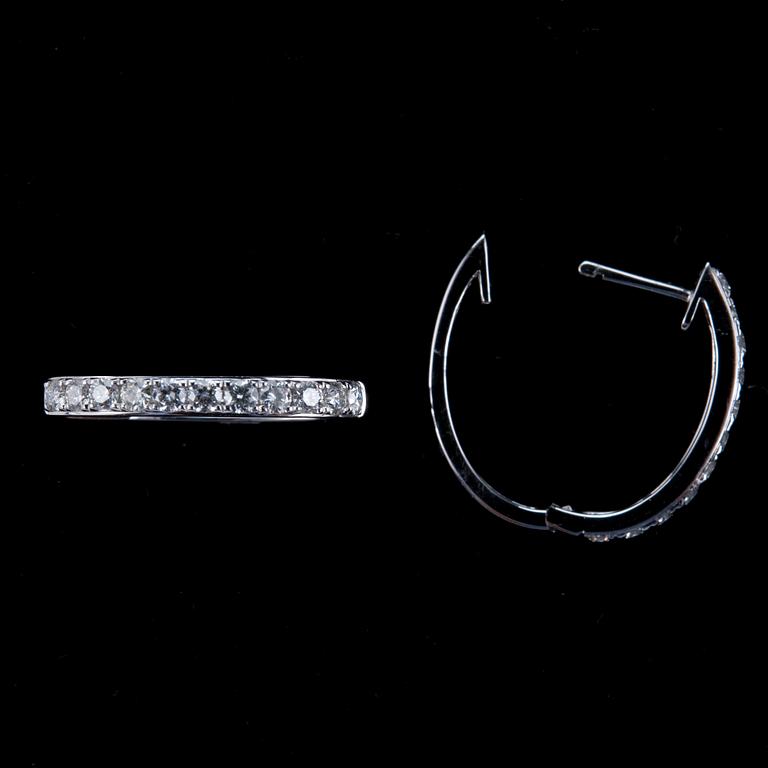 A PAIR OF EARRINGS, 22 brilliant cut diamonds c. 0.76 ct.