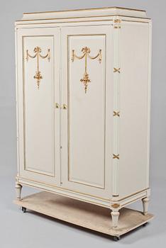 LINNESKÅP, gustaviansk stil, 1900-talets första hälft.