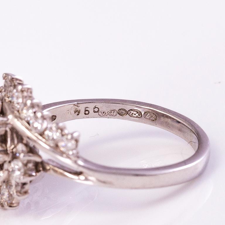 An 18K white gold ring with diamonds ca. 1.72 ct in total.