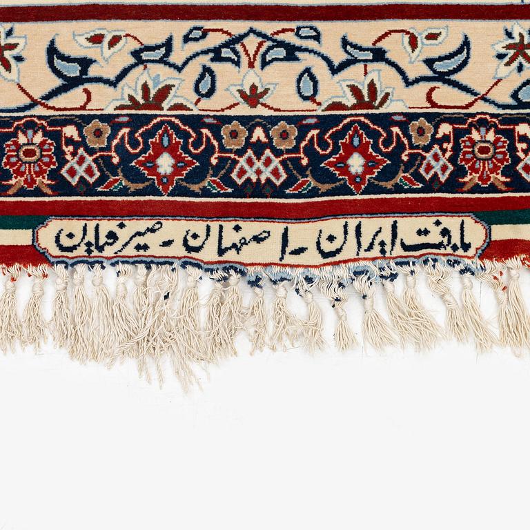 Mattor, ett par, figurala, Isfahan, centrala Persien, signerade (Mohammad) Seirafian, ca 120 x 77 resp 114 x 74 cm.