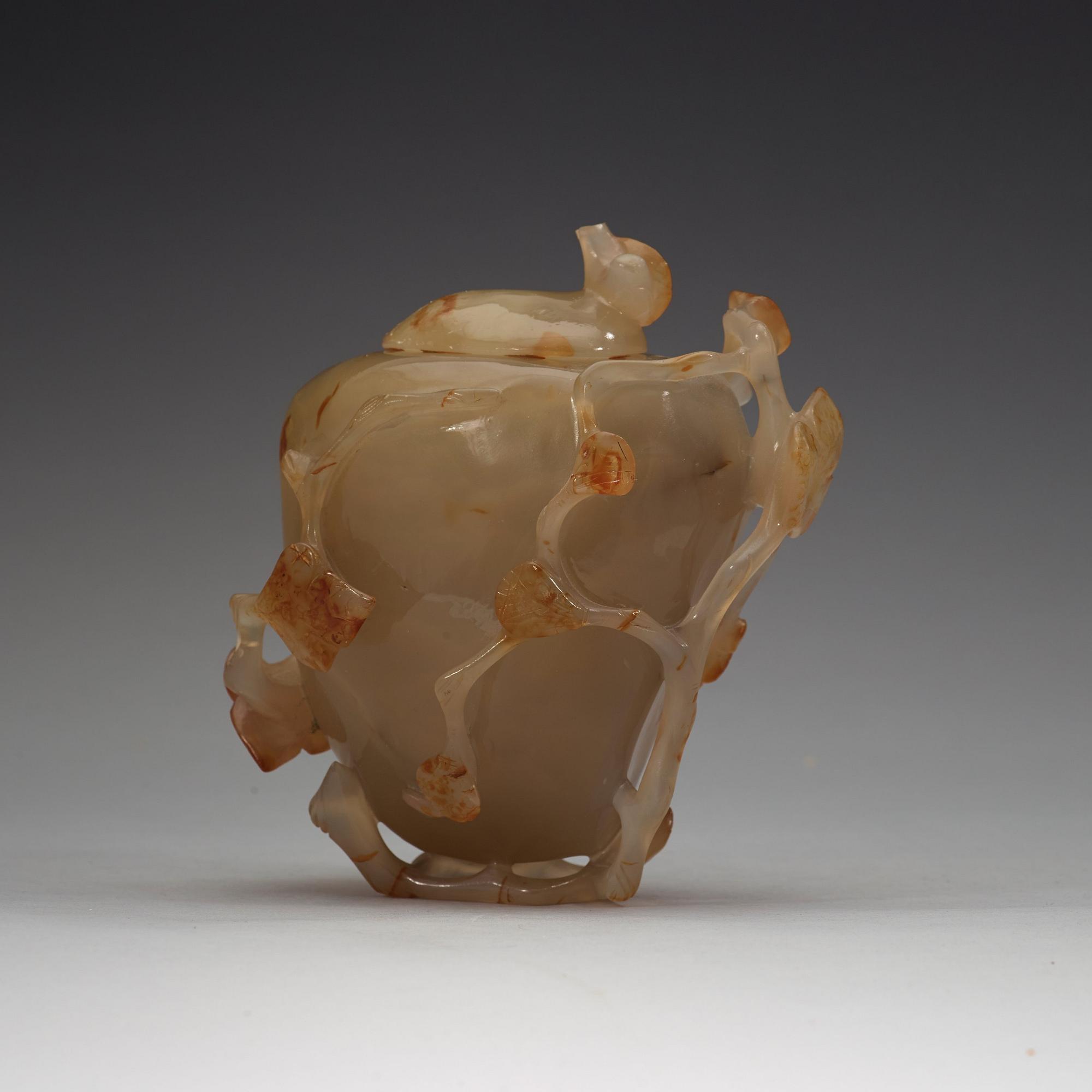 A Chinese agathe vase with cover, 20th Century.