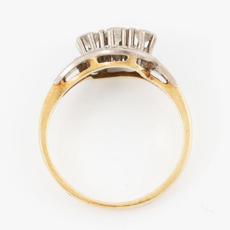 Ring 14K gold with round brilliant-cut diamonds.