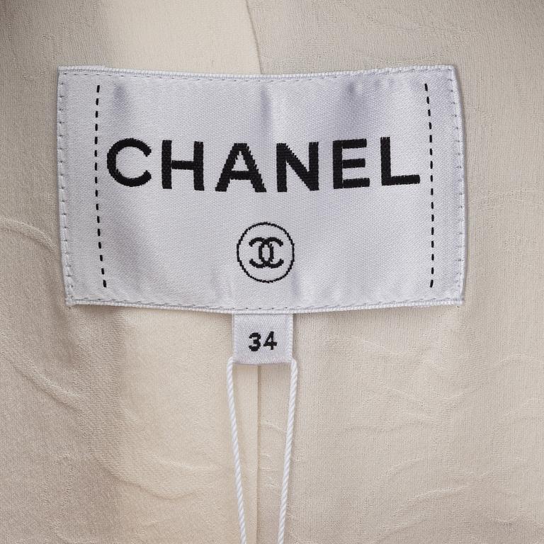 Chanel, a white bouclé jacket, size 34.