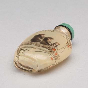 A chinese snuff bottle, 20th Century.