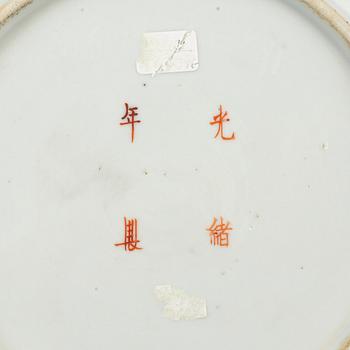 SKÅLFAT, tre stycken, porslin. Qingdynastin, sent 1800-tal.