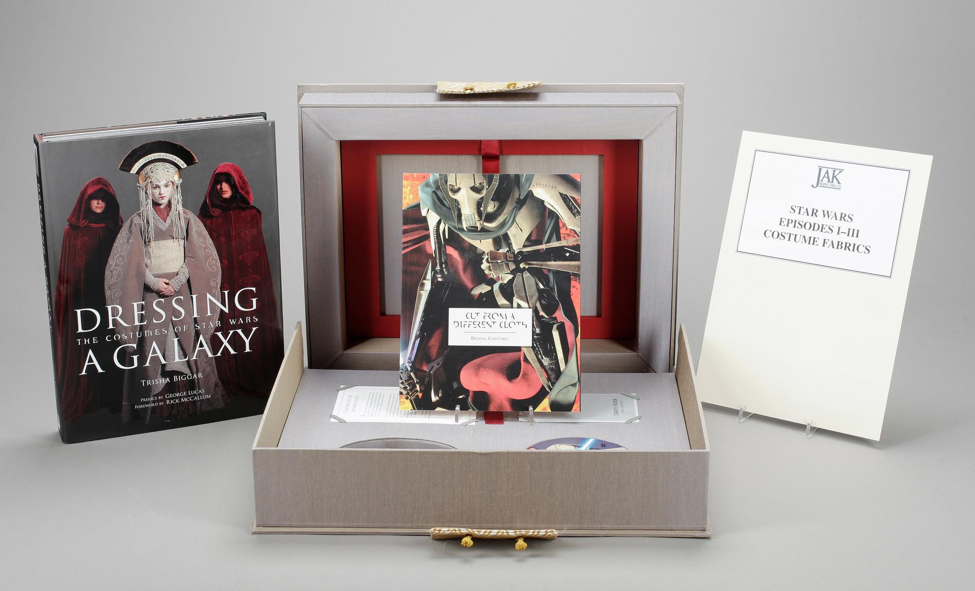 BOK, "Dressing a Galaxy" (Star Wars), begränsad upplaga om 1000 ex, numrerad 637, signerad av Trisha Biggar, 2005.