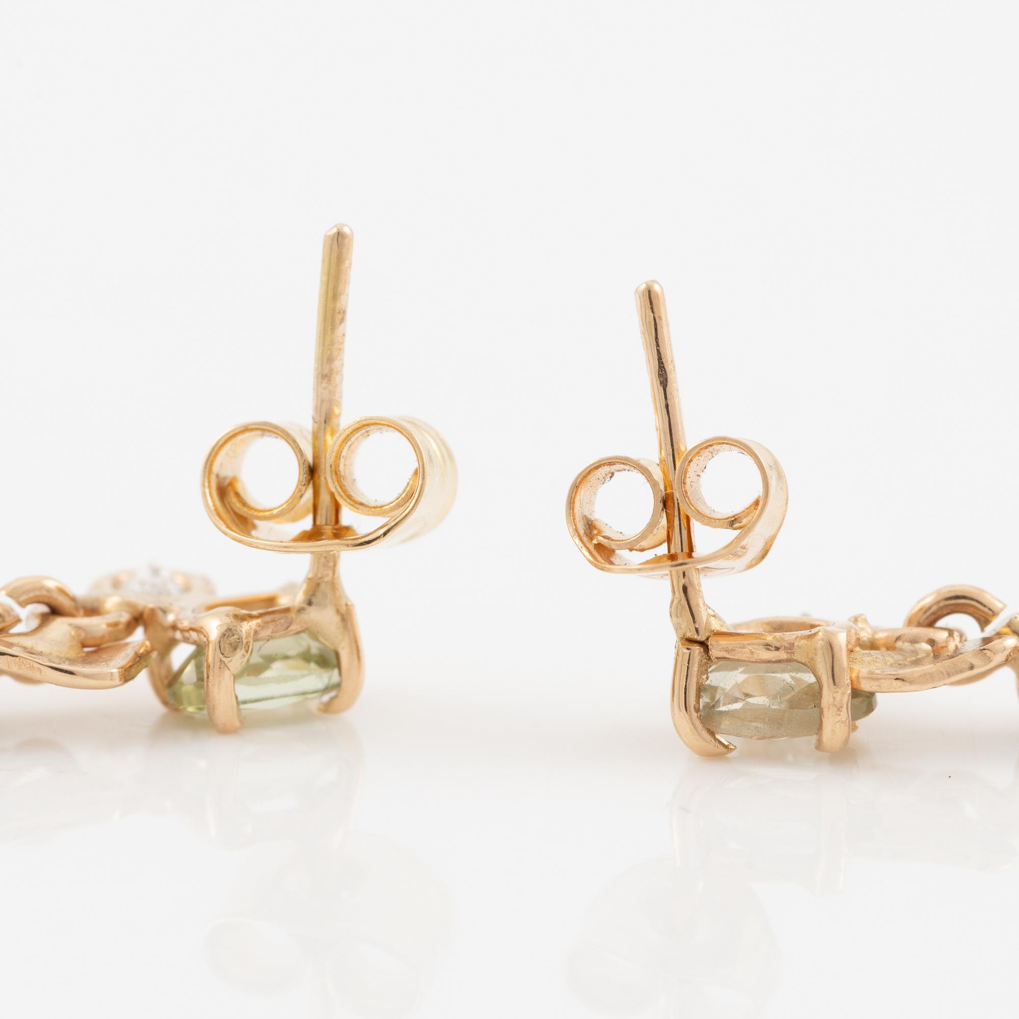 Earrings, Mandelstam, 18K gold with briolette-cut green quartz, green tourmalines, and brilliant-cut diamonds.