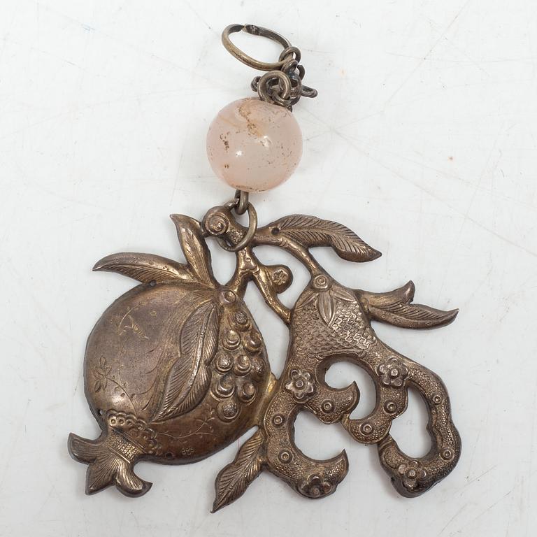 Amuletter, fyra stycken, vitmetall samt fyra hårsmycken delvis i silver, Kina, 1900-tal.