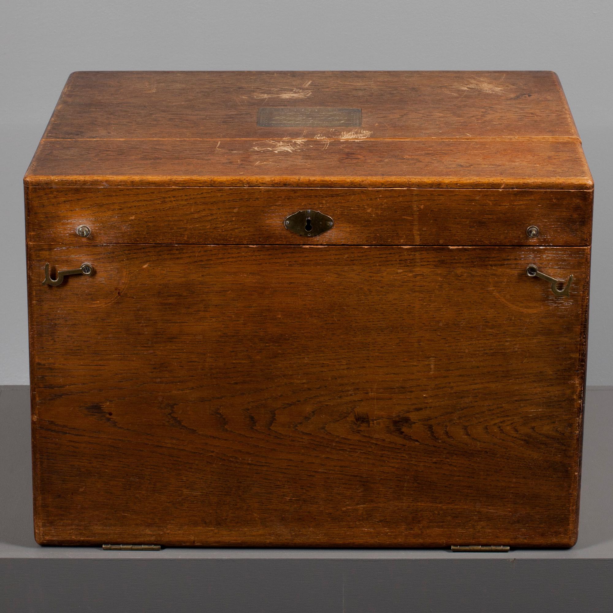 SCHATULL MED SILVERBESTICK, 103 delar, Tyskland, 800 haltigt silver, omkring 1896, total vikt ca. 5600 g.