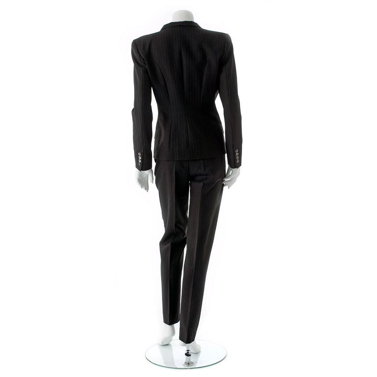 YVES SAINT LAURENT, a two-piece suit concisting of a jacket and pants in dark grey wool.