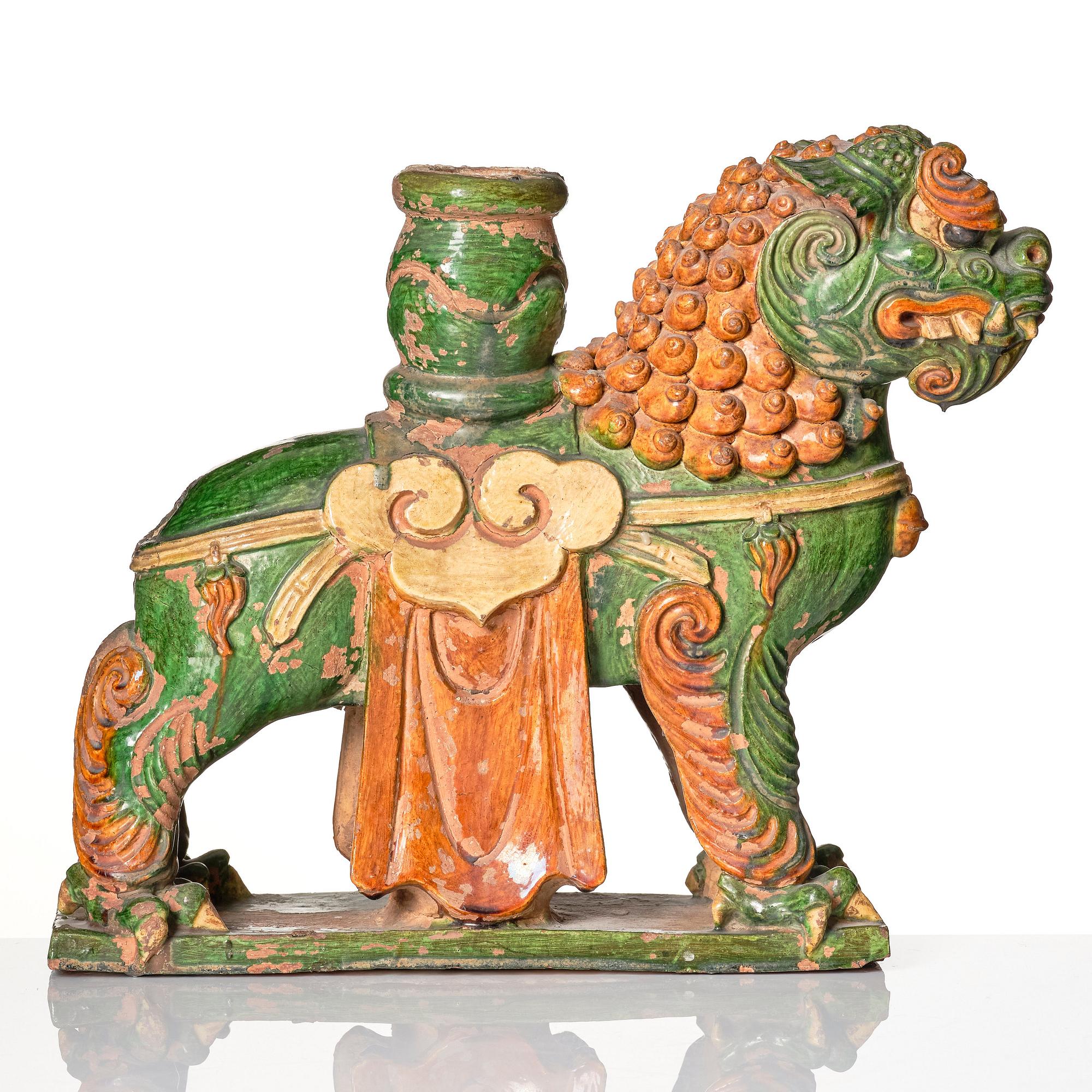 Rökelse/ljushållare, keramik. Sen Mingdynasti (1368-1644).