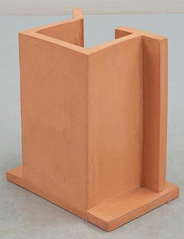 HERTA HILLFON, lergods, "Arkitektskåp" monogramsign o numr 35/40 samt dat -91.