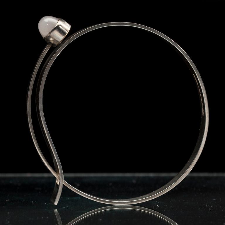 ARMRING, silver, cabochonslipad snökvarts, Elis Kauppi Kupittaan Kulta 1959.
