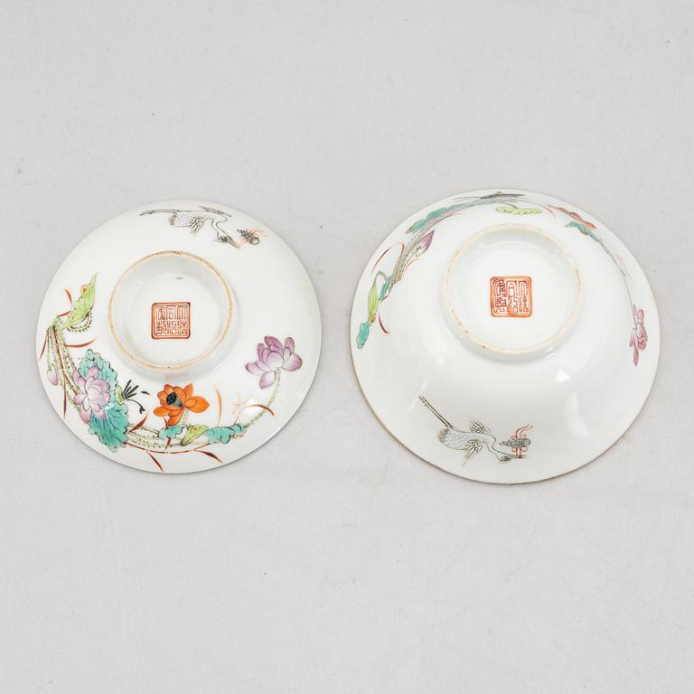 A porcelain cup with cover, China, early 20th century.