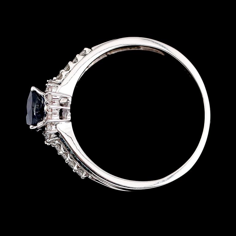 RING, 9 k guld, vita och blåfärgade briljanter tot ca 0.56 ct, blå safir ca 2.20 ct.