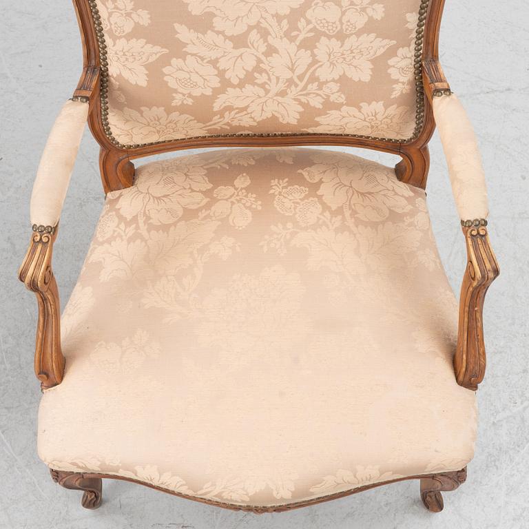 Karmstolar, ett par, rokokostil, 1900-talets första hälft.