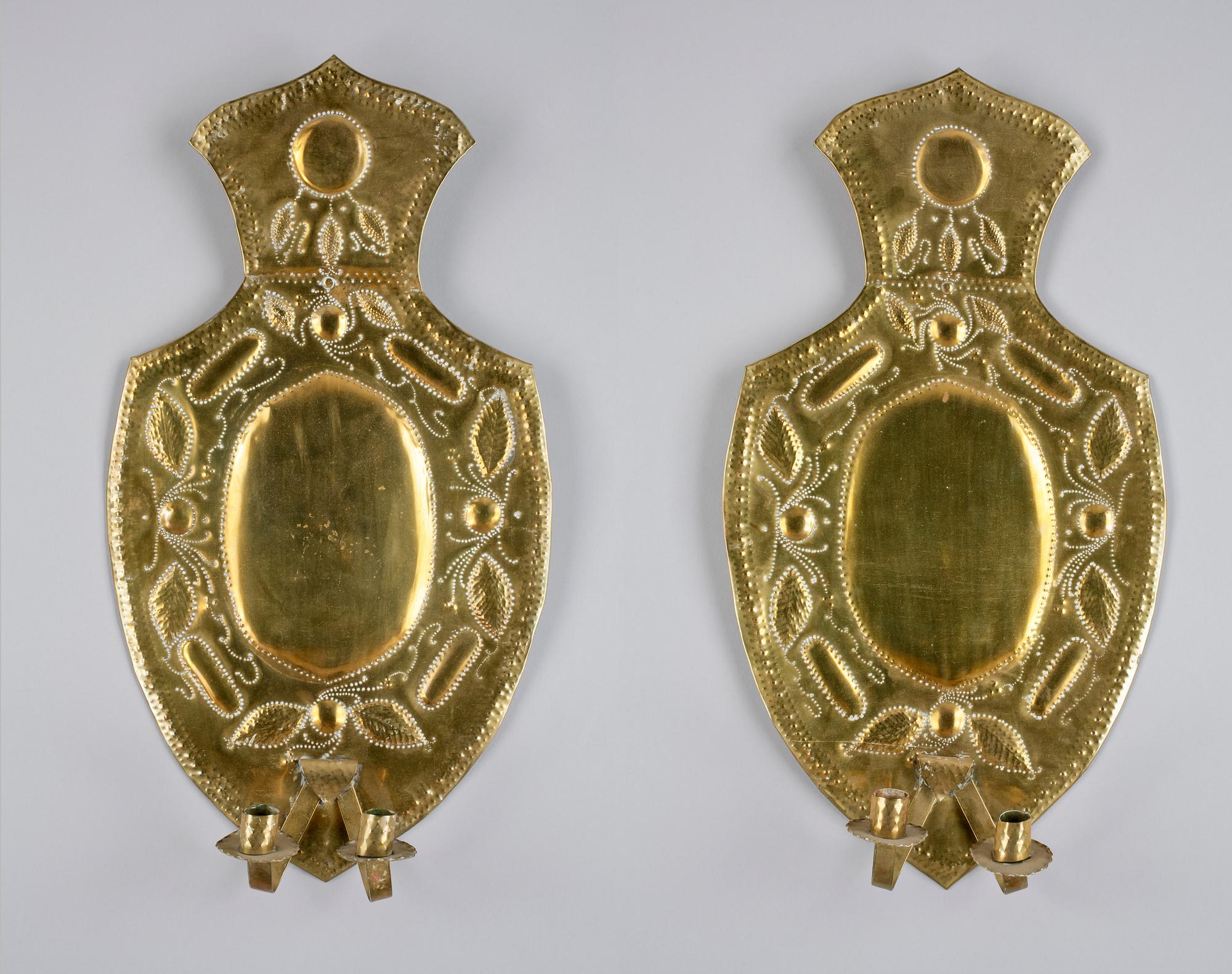 LJUSPLÅTAR, ett par, mässing, omkring 1900.