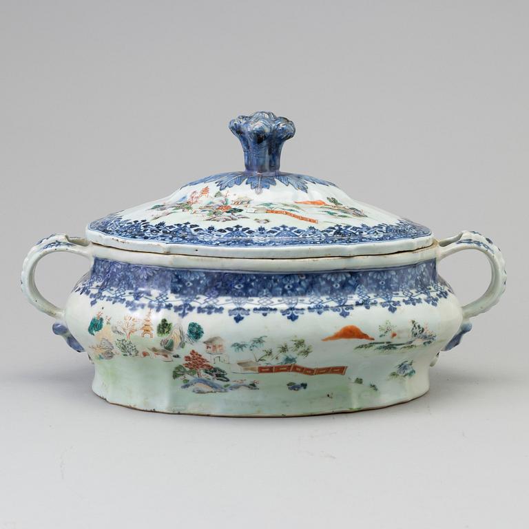 A wonderful Chinese blue and white with famille rose tureen with cover, Qing dynasty, early 18th century.