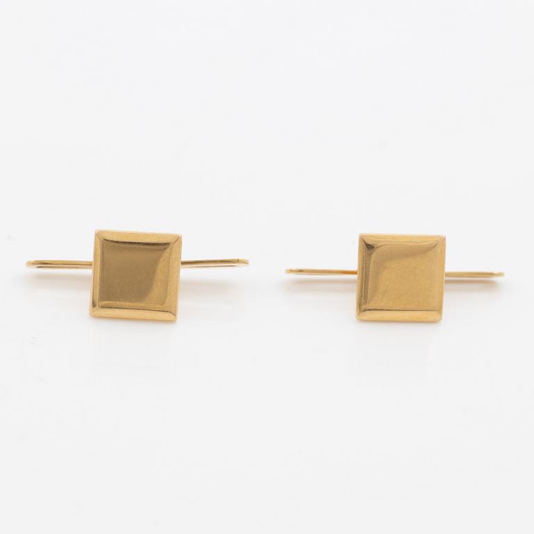 A pair of shirt studs 18K gold.