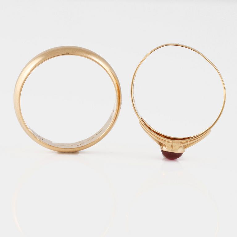RINGAR, 2 st, 18K guld samt syntetisk röd sten, svenska stämplar. Vikt 6,4 gram.