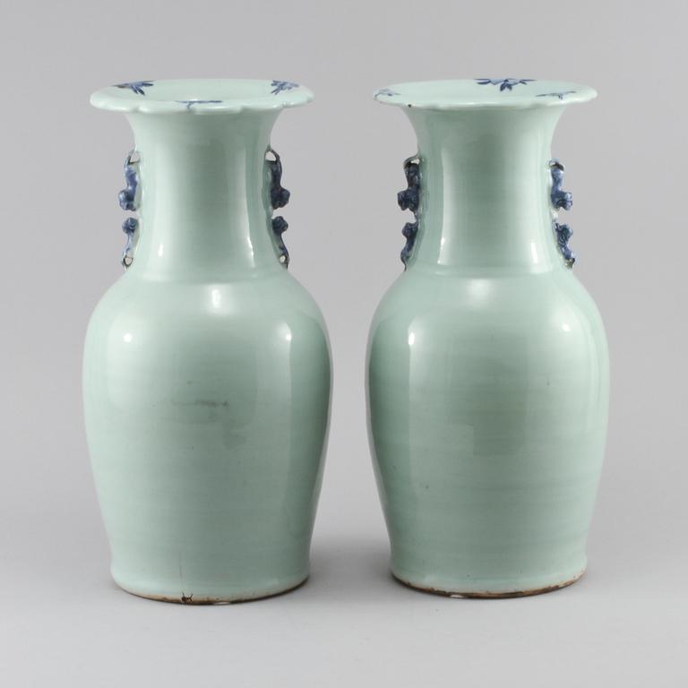 URNOR, ett par, porslin, Kina, 1800-tal.