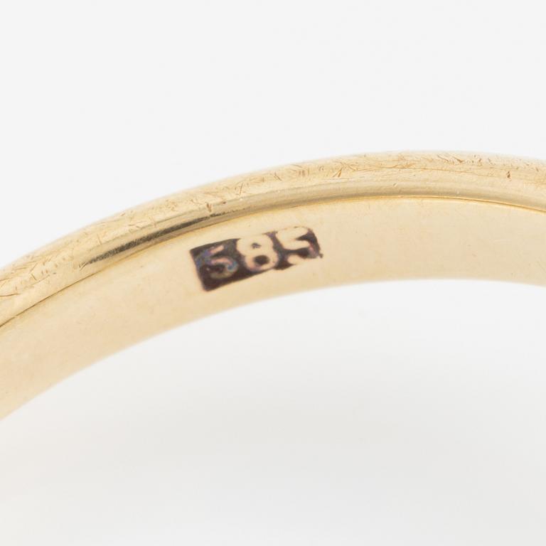 Ring, carved, 14K gold with sapphire and brilliant-cut diamonds.