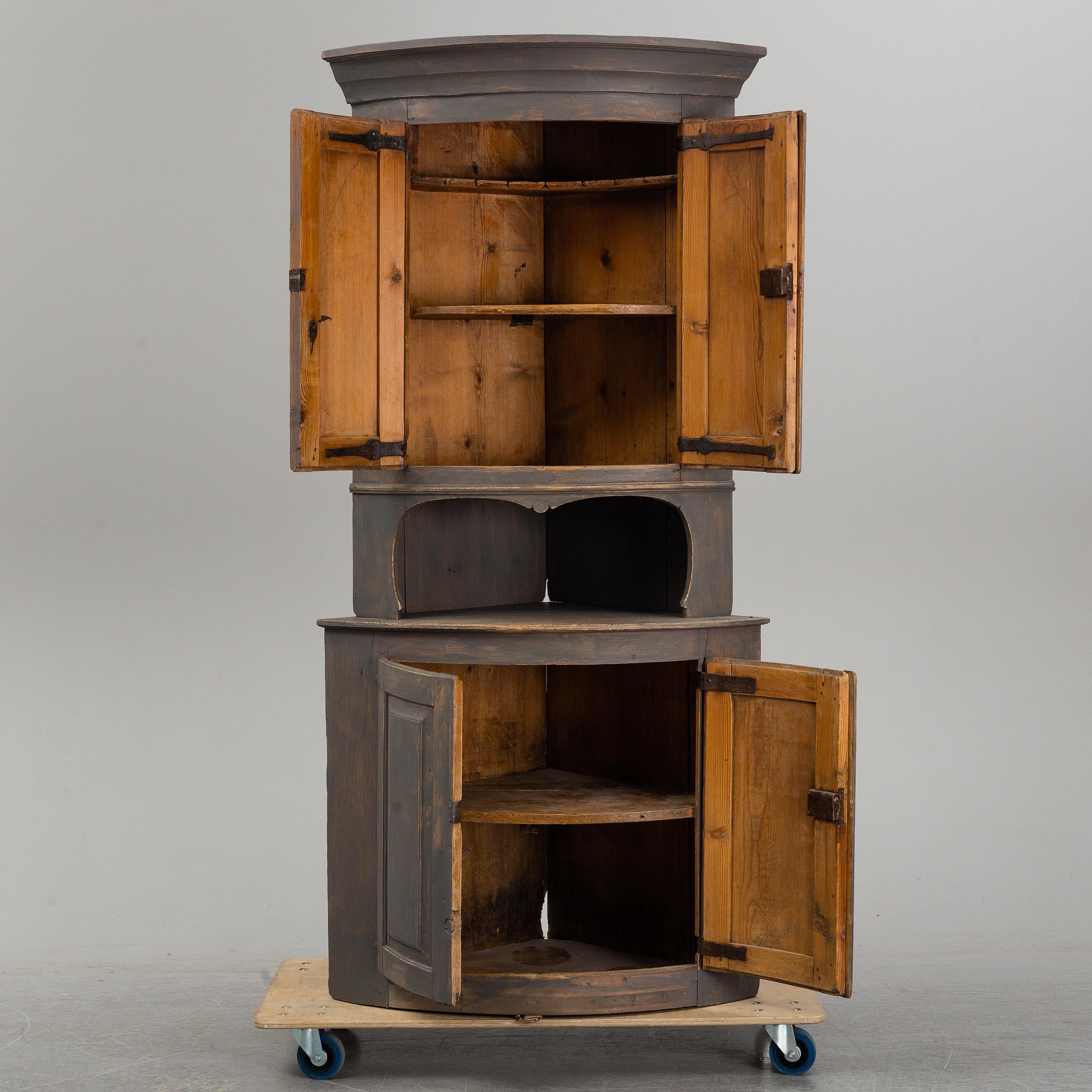 A painted pine cabinet, first half of the 19th Century.