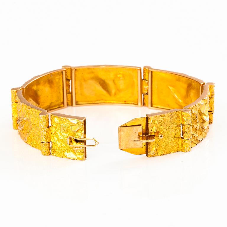 BJÖRN WECKSTRÖM, A 14K gold bracelet " Velvet Clouds". Lapponia 1972.