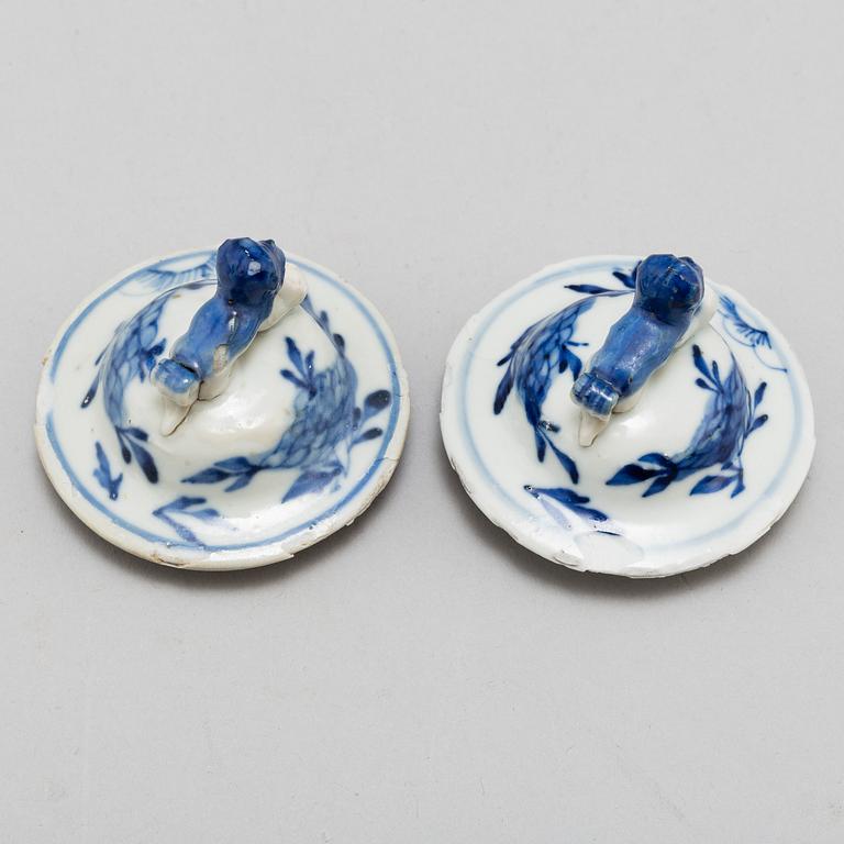 Three (2+1) blue and white porcelain vases, Qing dynasty, late 19th century.