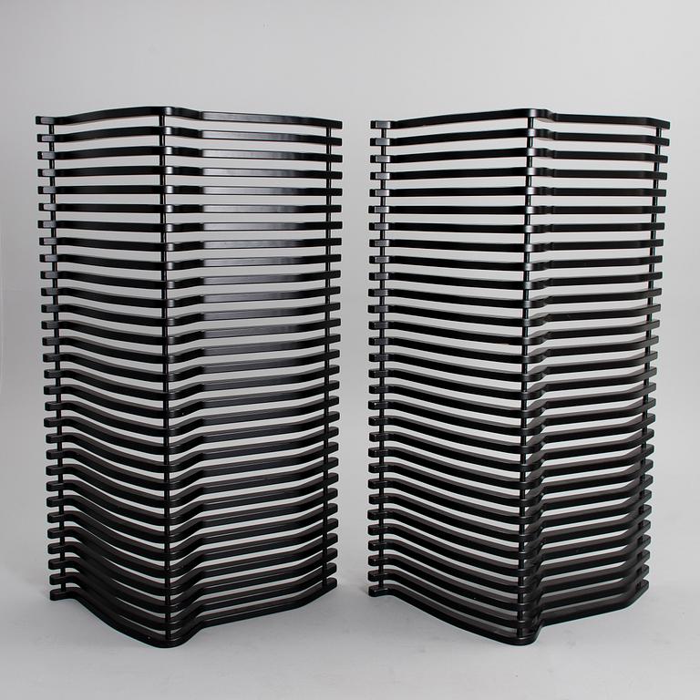 KARI ASIKAINEN, A SET OF TWO ROOM SCREENS. Scheletro. Martela 1980-1989.