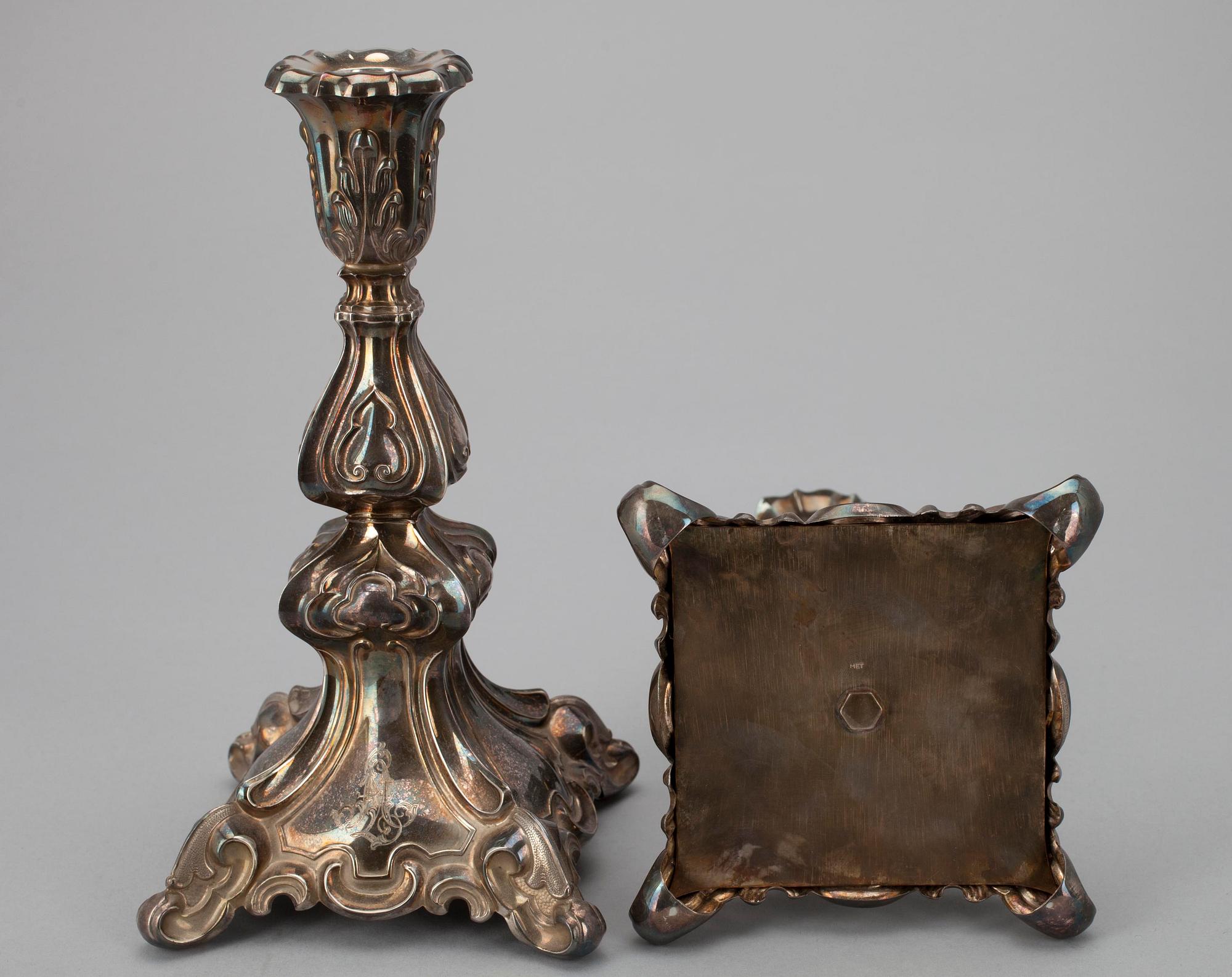 LJUSSTAKAR, ett par, silver. Auran Kultaseppä, Åbo 1988.